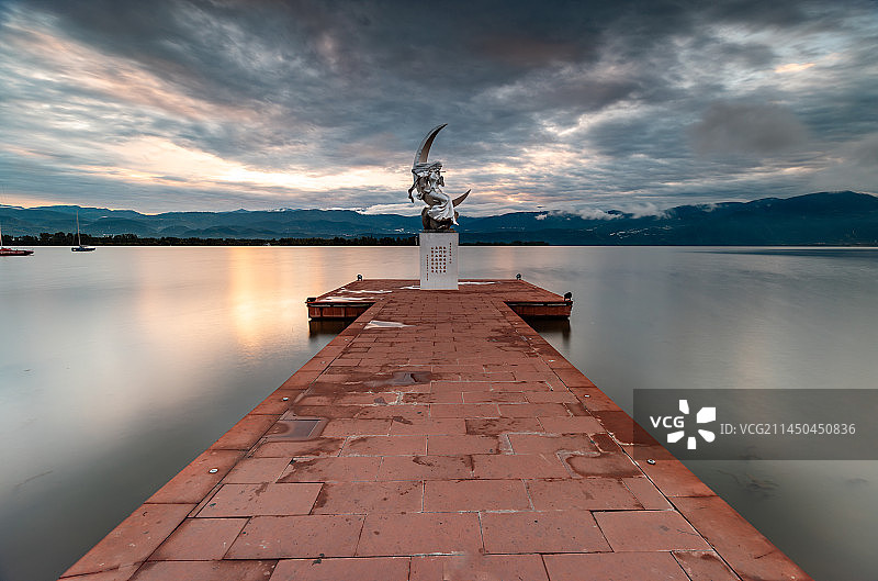 四川凉山州西昌市邛海边的地标建筑月亮女神图片素材