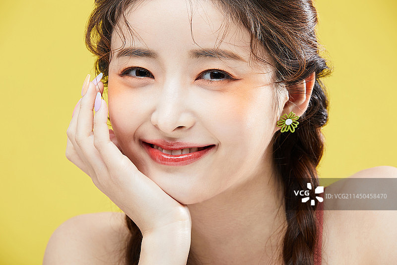 韩国亚洲美女托腮微笑美妆概念照图片素材
