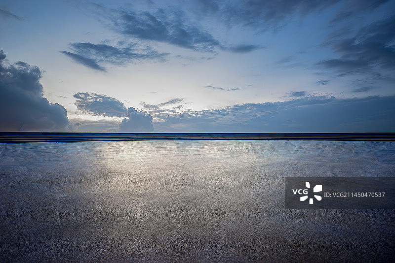 青色天空和黑亮地面图片素材