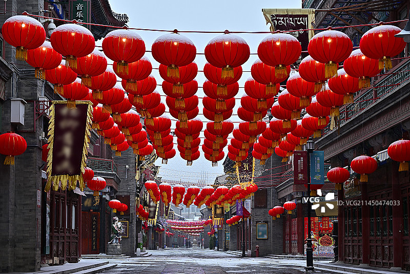 天津古文化街悬挂的红色灯笼雪景图片素材