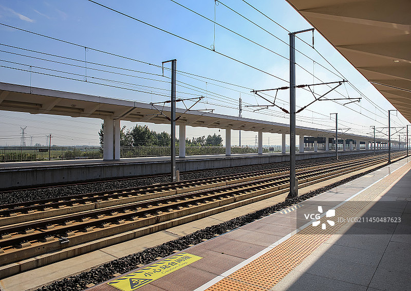 中国山东淄博临淄区临淄北站火车站站台与铁轨轨道图片素材