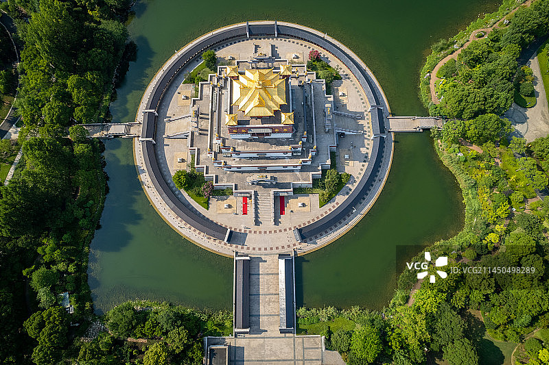 航拍无锡滨湖区灵山胜境五印坛城藏传佛教风格建筑和阳光下煜煜生辉的金顶图片素材