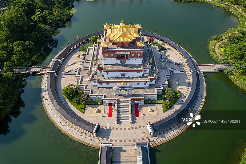 航拍无锡滨湖区灵山胜境五印坛城藏传佛教风格建筑和阳光下煜煜生辉的金顶图片素材