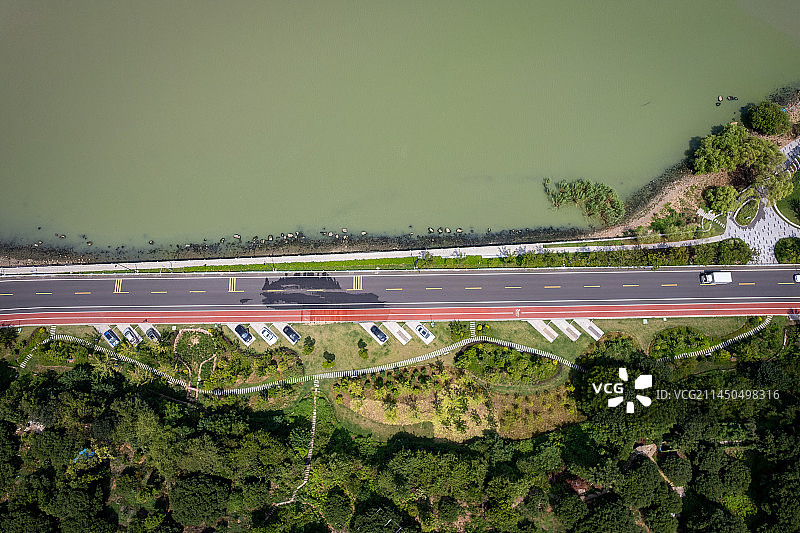 航拍无锡滨湖区马山沿太湖修建的旅游公路，十里长堤，蓝天白云图片素材