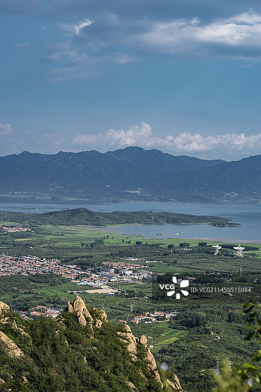从云峰山顶远眺密云水库，近处是不老屯镇图片素材