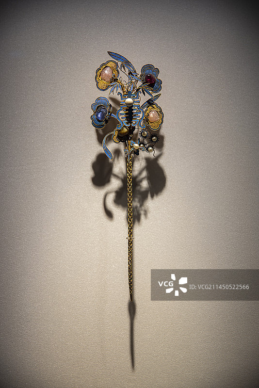 清代金嵌珍珠宝石松竹灵寿纹簪图片素材