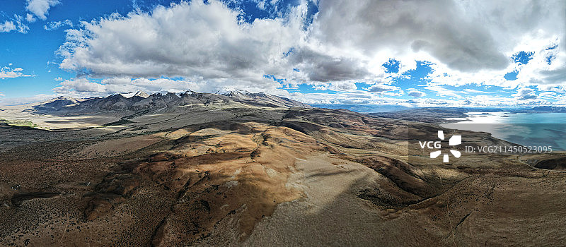 西藏阿里普兰鬼湖拉昂错旁蓝天下的纳木那尼雪山图片素材