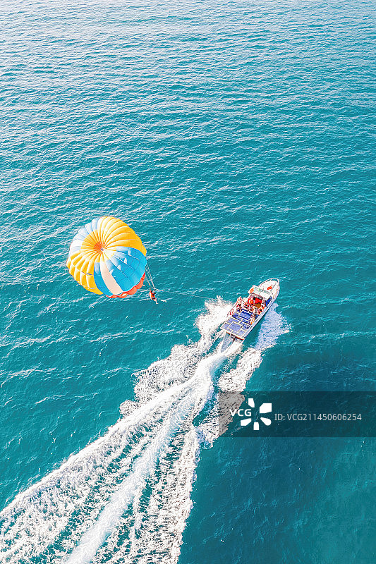 海上运动快艇彩虹拖伞 海上高空拖曳伞图片素材