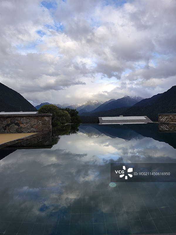 波密松赞林卡酒店泳池 镜面图片素材