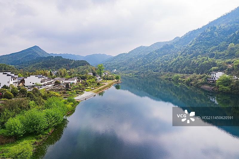 航拍安徽泾县桃花潭风景区春天自然风景图片素材