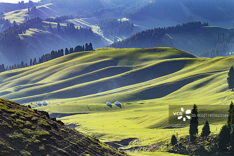 新疆奇台一万泉山地草原图片素材