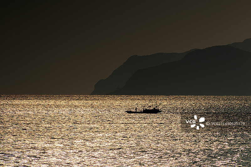 清晨阳光下的渔船图片素材