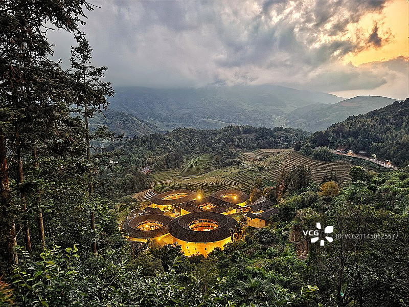 大山深处的田螺坑土楼群图片素材
