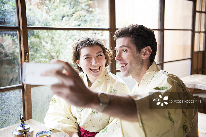 穿浴衣的外国情侣自拍图片素材