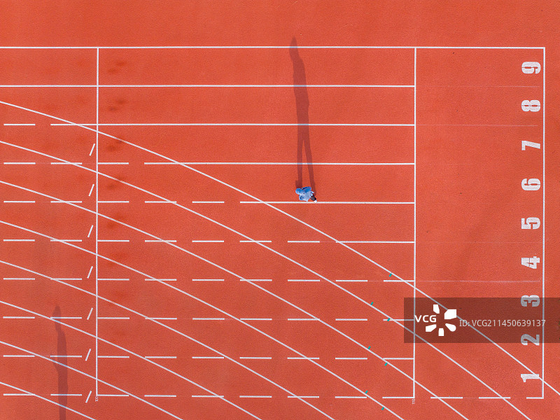 垂直俯拍周口体育中心田径场起跑线图片素材