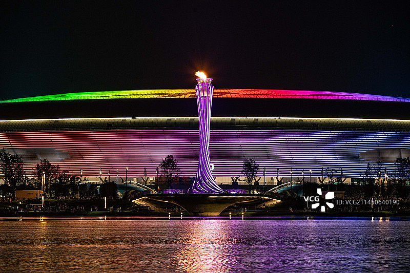 成都大运会东安湖体育公园火炬塔夜景图片素材