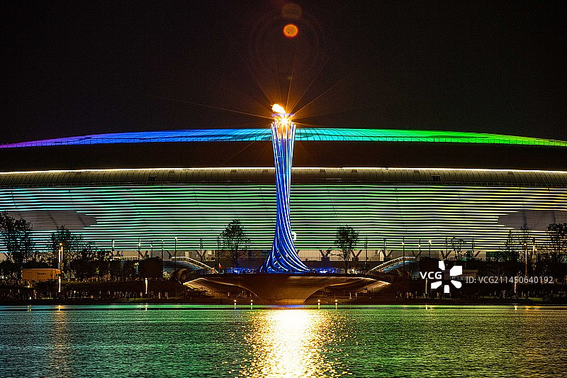 成都大运会东安湖体育公园火炬塔夜景图片素材