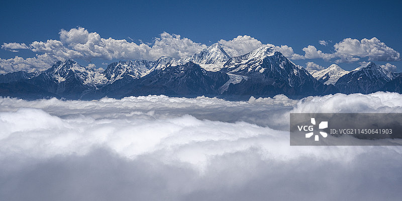 云海贡嘎雪山图片素材