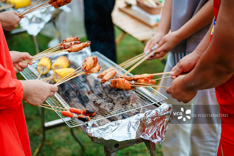 露营户外聚会烧烤的人们图片素材