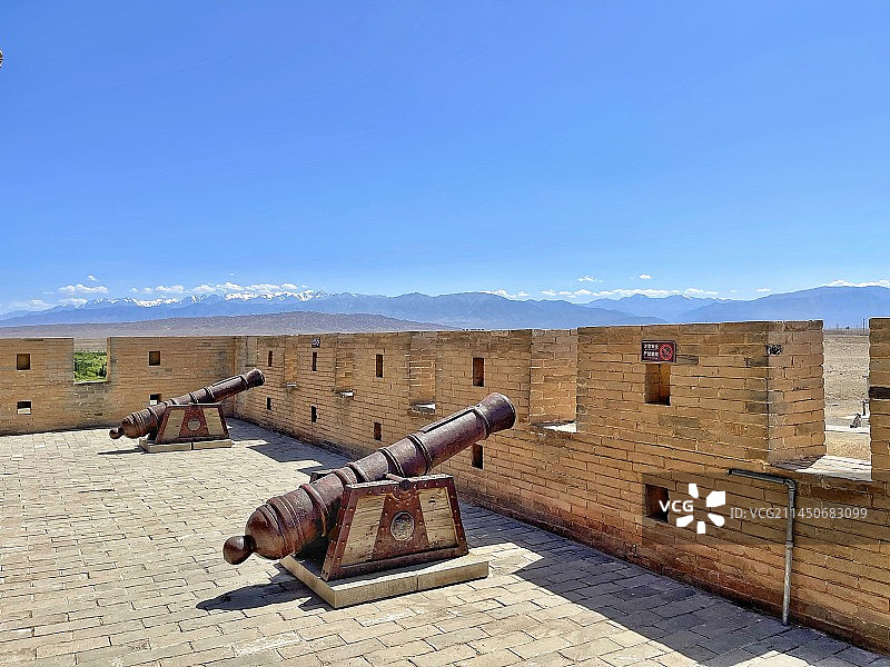 甘肃酒泉祁连雪山脚下嘉峪关城墙上的大炮图片素材
