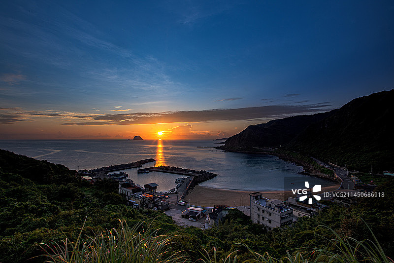 台湾基隆外木山C型湾日出图片素材