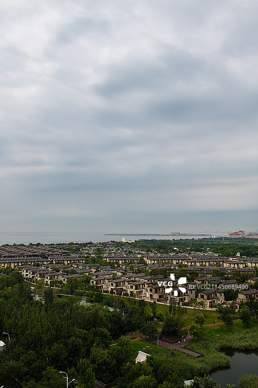 在秦皇岛北戴河新区蔚蓝海岸拍摄的海滨城市照片图片素材