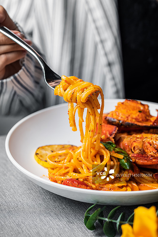 桌上盘子里的意大利面特写镜头图片素材