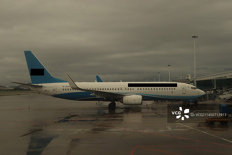2023.08.19.暴雨过后，福州机场停机坪上等待起飞的飞机图片素材