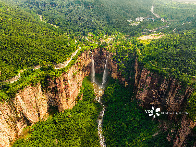 河南省新乡市辉县宝泉景区（薄壁镇）南太行瀑布夏季航拍——双龙瀑图片素材