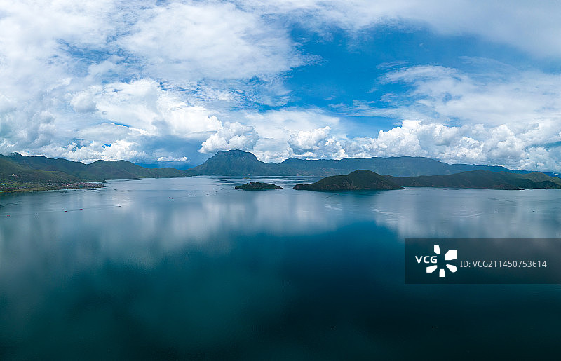 晴朗天气，泸沽湖，格姆女神山，里务比岛图片素材