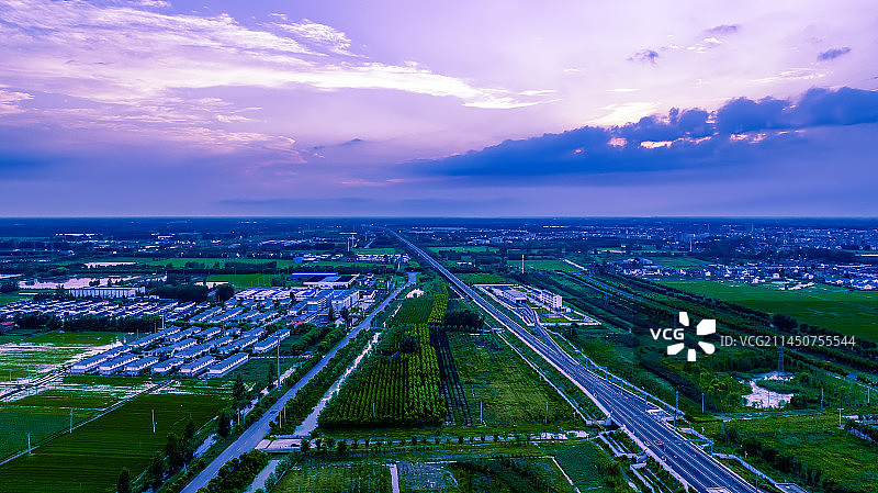 夕阳下的苏北高铁运输线路High train图片素材