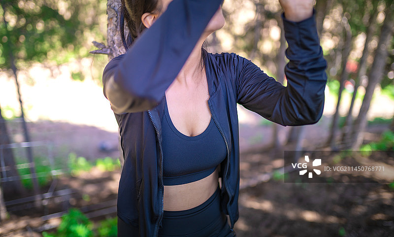 亚洲人像 女孩 草原 森林 户外风格  瑜伽裤 背心 徒步图片素材