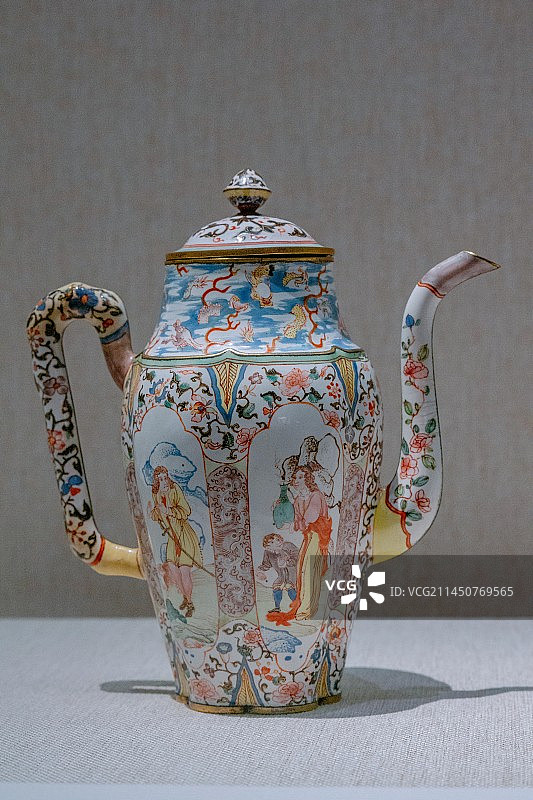 国家博物馆展示的清朝珐琅彩历史文物展品图片素材