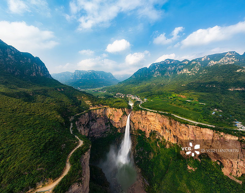 河南省新乡市辉县宝泉景区（薄壁镇）南太行瀑布夏季航拍——见龙瀑图片素材
