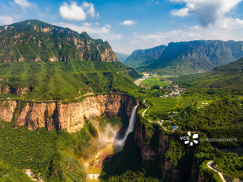 河南省新乡市辉县宝泉景区（薄壁镇）南太行瀑布夏季航拍——见龙瀑图片素材