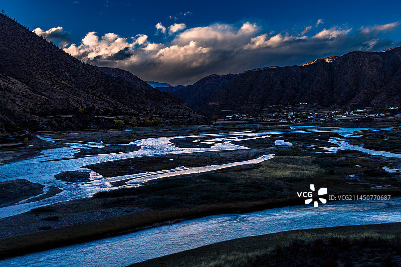 高原河流图片素材