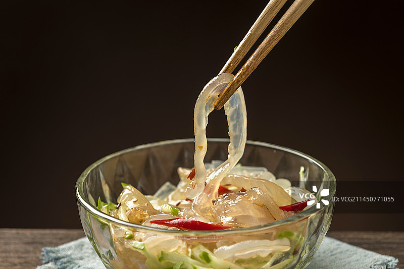一碗拌海蜇丝摆放在桌面上特写图片素材
