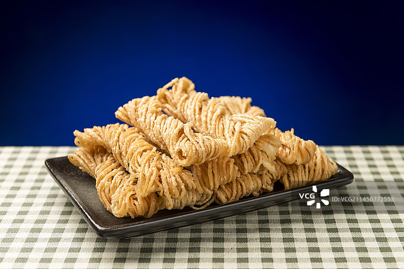 特色小吃一盘油炸馓子摆放在桌面上特写图片素材