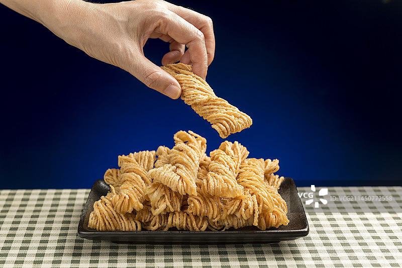 特色小吃一盘油炸馓子摆放在桌面上特写图片素材