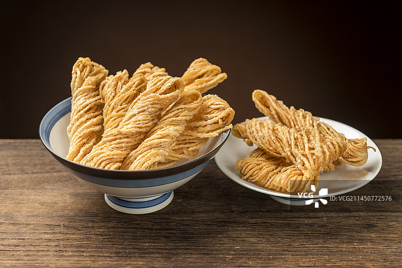 特色小吃一盘油炸馓子摆放在桌面上特写图片素材