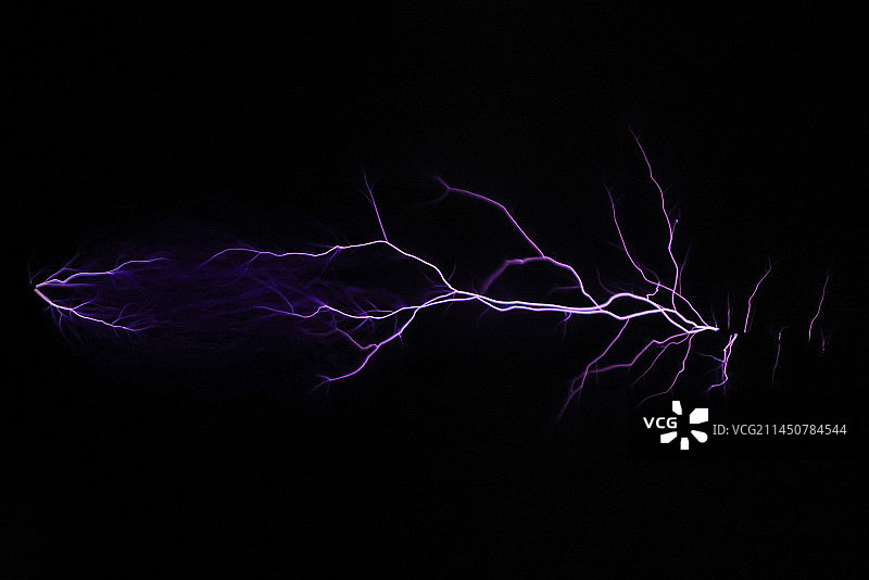 黑暗下的闪电图片素材