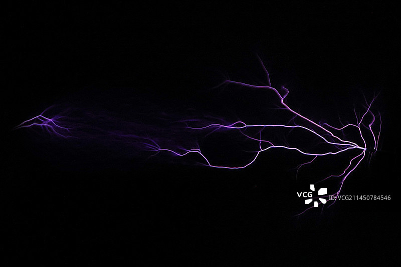 黑暗下的闪电图片素材