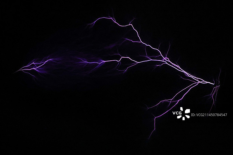 黑暗下的闪电图片素材