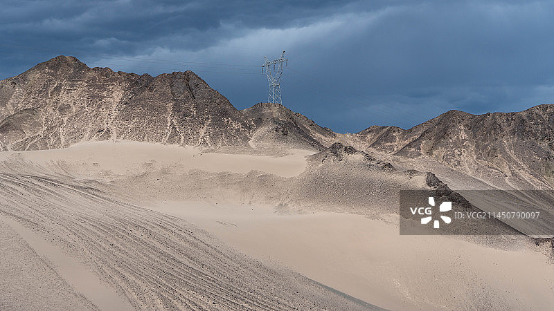 新疆托克逊沙漠风蚀地貌图片素材
