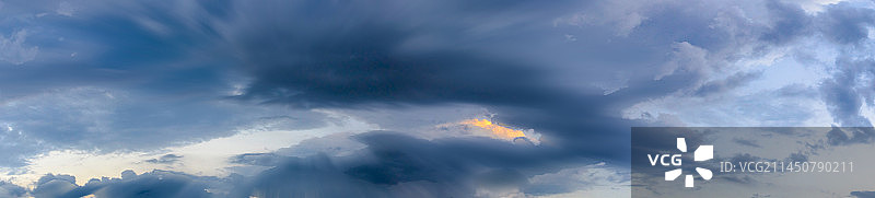 阳光透过云层的低角度视图图片素材