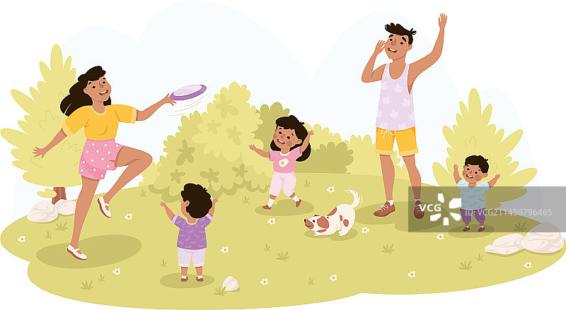 一家人在绿色草地上和孩子们玩飞盘图片素材