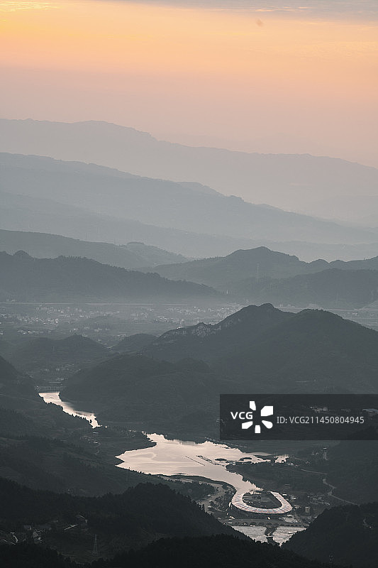 夕阳下的重庆万盛石林镇莽莽群山和湖泊图片素材