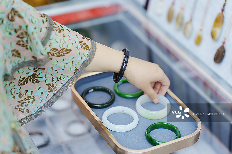 新疆和田玉精品玉雕工艺品，玉牌，手镯，把玩件图片素材