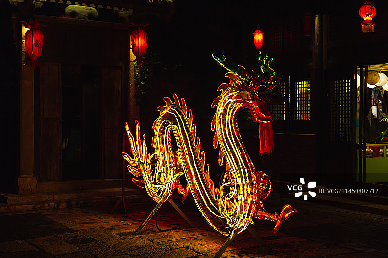 北京古北水镇的夜晚，四合院里的中国传统纸扎花灯，龙灯。图片素材