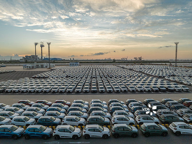 滚装码头停车场上的进口汽车图片素材